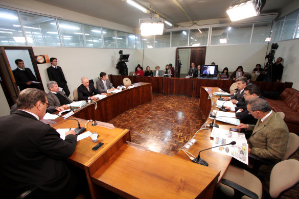 CCJ faz sessão extraordinária para votar projetos em regime de urgência