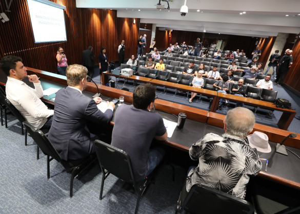 Aumento das passagens de ônibus em Curitiba é debatido na Assembleia