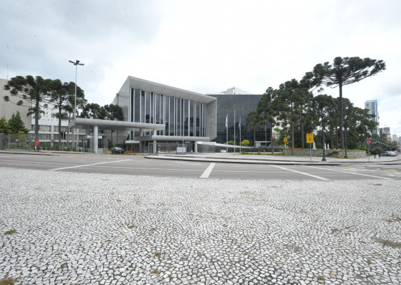 Deputados iniciam debate em plenário de projeto que permite parcelamento de imposto sobre medicamentos
