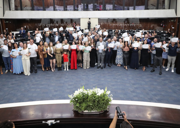 Paranaenses com atuação de destaque são homenageados em sessão solene na Assembleia Legislativa