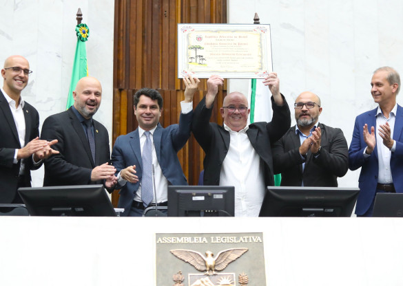 Emoção marca solenidade de entrega de título de Cidadão Honorário do Paraná a Macaris do Livramento