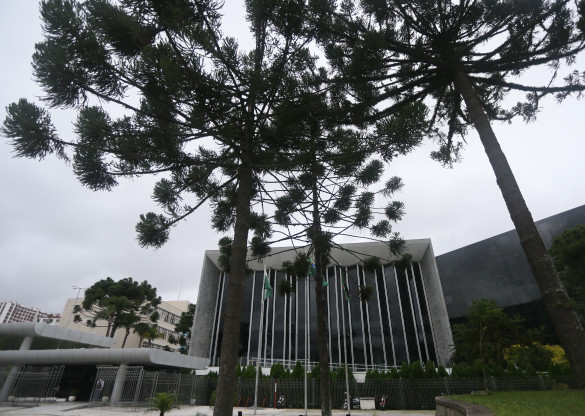 Assembleia retoma votação sobre obrigatoriedade de casas noturnas oferecerem tampas para copos