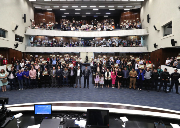 Paranaenses que lutam pela causa animal recebem homenagem da Assembleia Legislativa