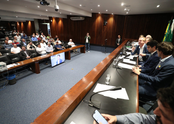 Reunião debate a crise da cadeia do leite e propõe soluções para impedir concorrência desleal