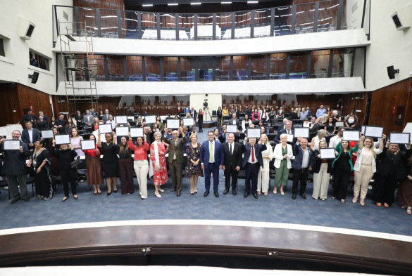 Assembleia Legislativa homenageia síndicos e empresas que contribuem ao bem-estar nos condomínios do Paraná