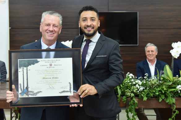 Deputado Soldado Adriano José entrega título de Cidadão Honorário ao diretor do Instituto Maurício Gehlen