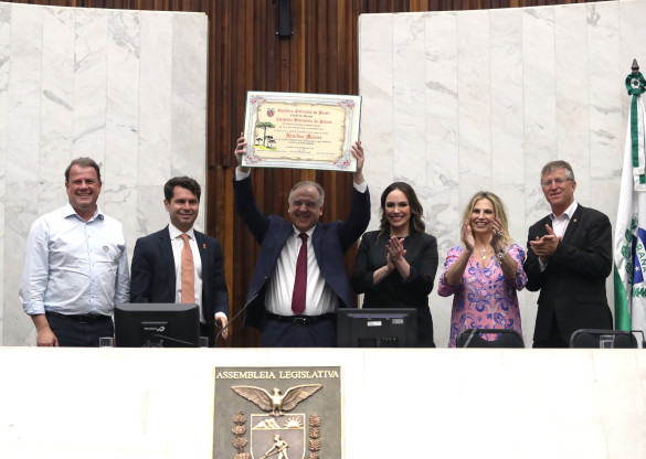 Referência da oftalmologia, médico Hamilton Moreira é cidadão benemérito do Paraná