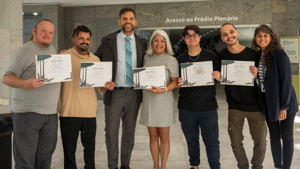Deputado Goura (PDT) entrega Menção Honrosa aos integrantes da peça “Surdo, logo existo”