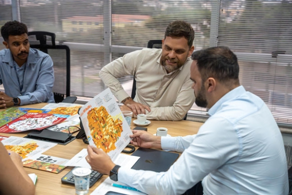 Deputado Goura (PDT) comemora impressão de mapas temáticos sobre indígenas, quilombolas e caiçara por parte da SEED