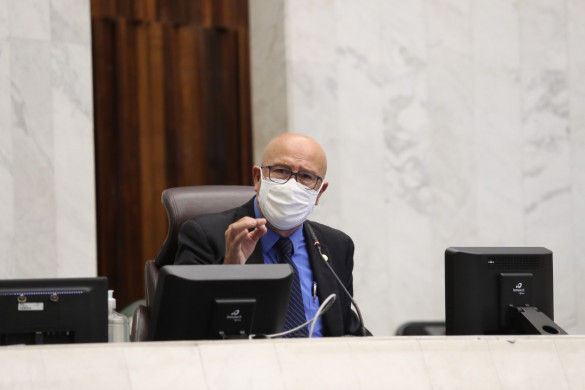 Educação do Estado vive anos de conflitos permanentes, afirma deputado