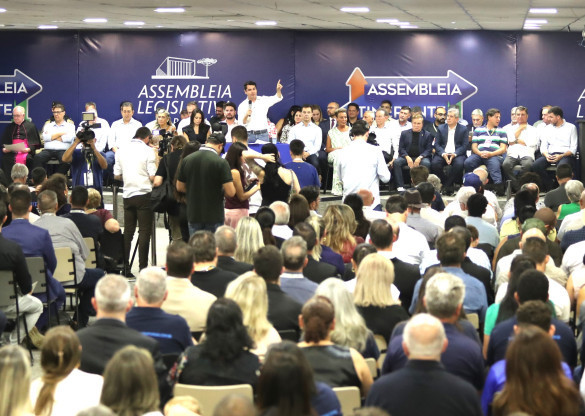 Em Sessão Especial, Assembleia Itinerante homenageia personalidades e recebe demandas de Arapongas