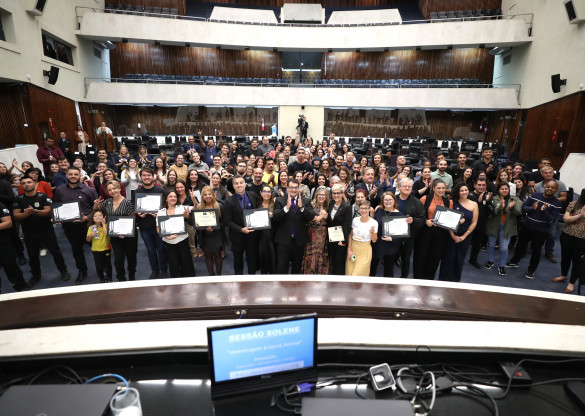 Ativistas e empresas que lutam pelos direitos dos animais são homenageados na Assembleia Legislativa do Paraná