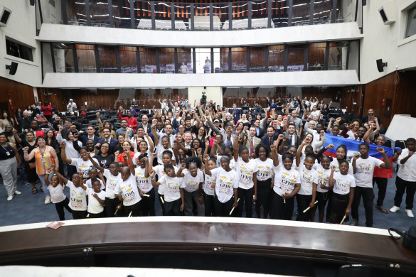 Assembleia lança guia de documentação e direitos durante debate sobre acolhimento a migrantes e refugiados