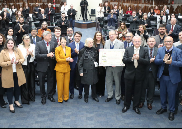 Assembleia entrega título de Cidadão Benemérito do Paraná ao advogado Clèmerson Merlin Clève