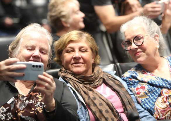 Idosos aprendem na prática as funcionalidades dos aplicativos para celulares
