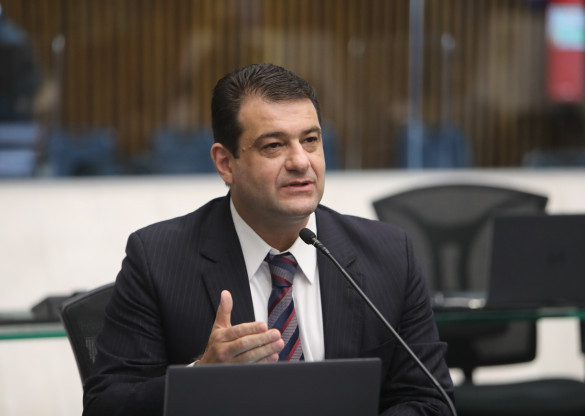 Transferência de milhas aéreas do Poder Público para atletas paranaenses é aprovada em 1º turno