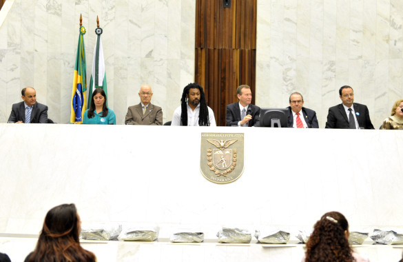 Assembleia entrega prêmio "Orirerê - Cabeças Iluminadas"