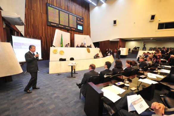 Secretário da Fazenda apresenta cumprimento das metas fiscais do Governo na Assembleia