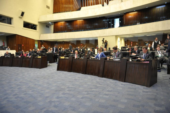 Deputados aprovam cinco projetos de lei na sessão plenária da terça-feira (7)
