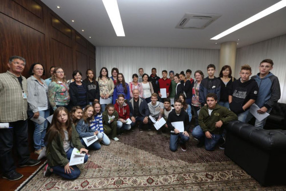 Assembleia faz parte do roteiro de alunos em projeto para conhecer o Paraná