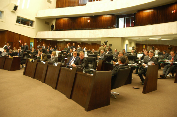 Assembleia Aprova Lei que Regulamenta Cessão de Servidores do Legislativo