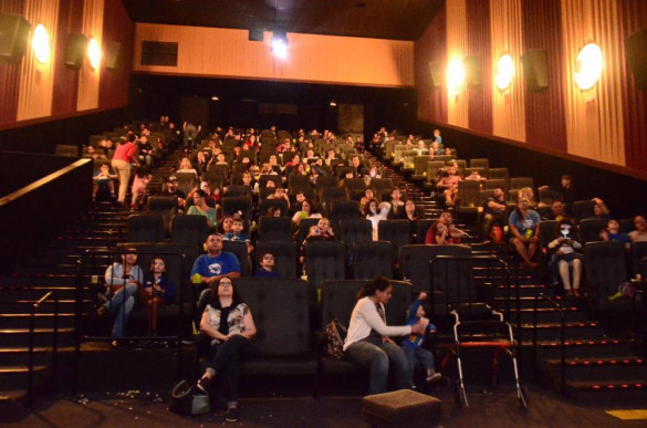 Em Curitiba, sessão adaptada para autistas leva 400 crianças ao cinema