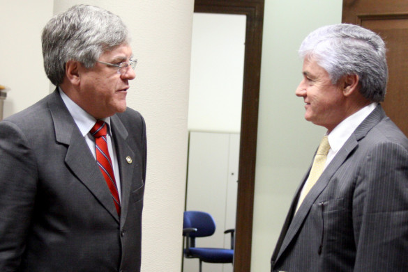 Presidente do TJ entrega pacote com nove projetos de lei ao presidente da Assembleia
