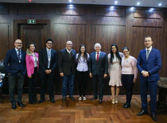 Assembleia vai transmitir as sessões na linguagem dos sinais