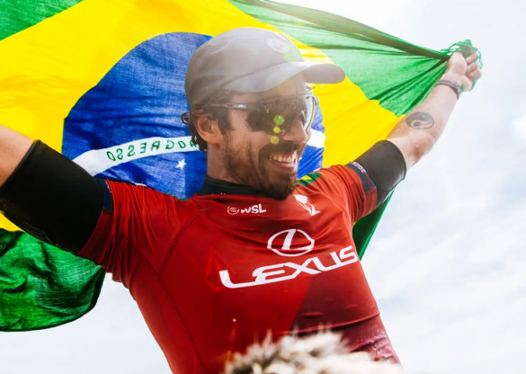 Deputada Maria Victoria (PP) homenageia Yago Dora, campeão mundial de surfe e orgulho paranaense