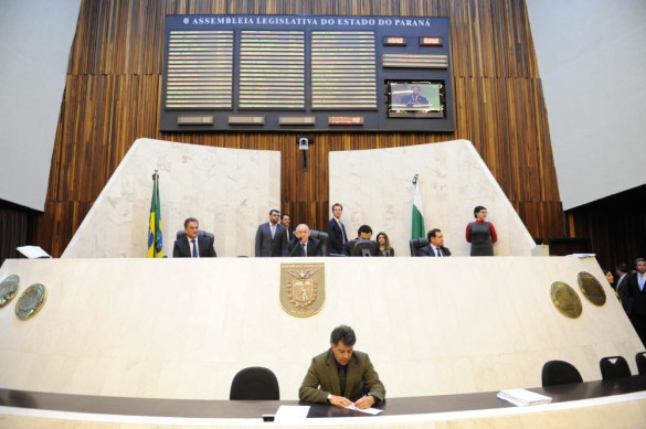 Sem condições de deliberar, Assembleia suspende sessão plenária de terça-feira (19)
