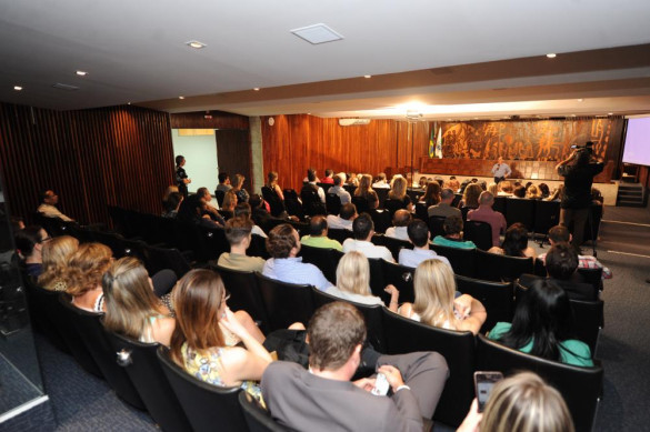 Dr. Batista defende ações preventivas na área da saúde durante palestra aos servidores da ALEP