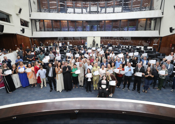 Assembleia homenageia a cidade de Colombo pelos seus 136 anos