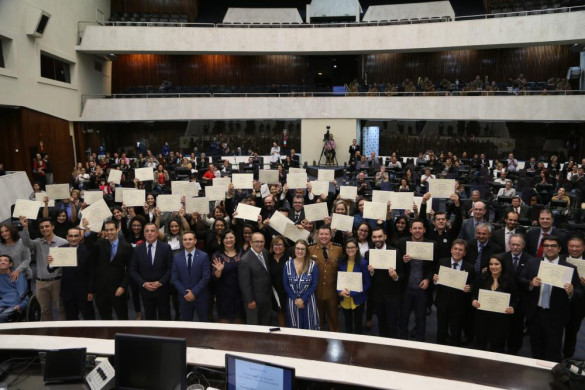 Assembleia celebra os 19 anos do centro universitário UniBrasil