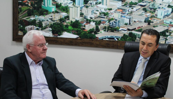 Reichembach recebe Plano de Desenvolvimento Regional Integrado do Sudoeste do Paraná