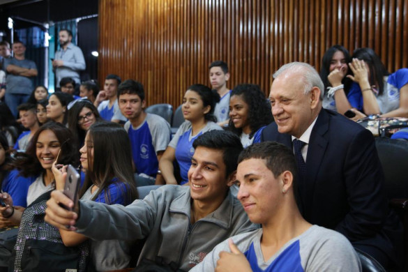 Traiano recepciona estudantes e destaca abertura da Assembleia