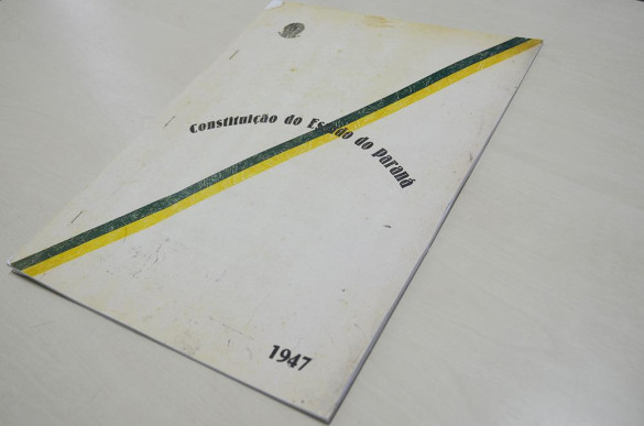 Assembleia recebe cópia original da Constituição Estadual de 1947