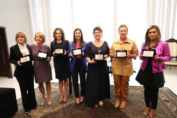 Bancada Feminina recebe homenagem de empresa paranaense