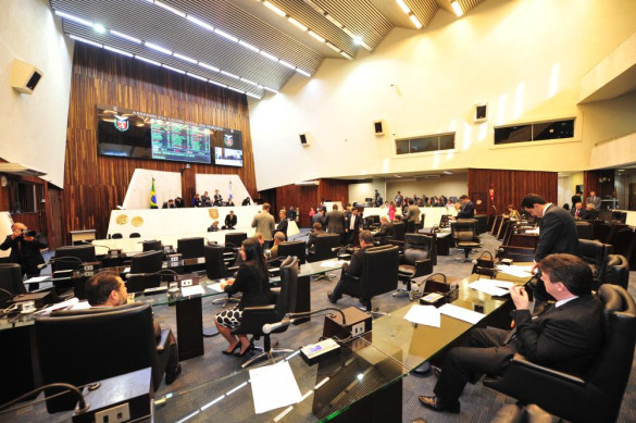 Deputados aprovam em terceiro turno projeto que beneficia pacientes com aparelhos de sobrevida