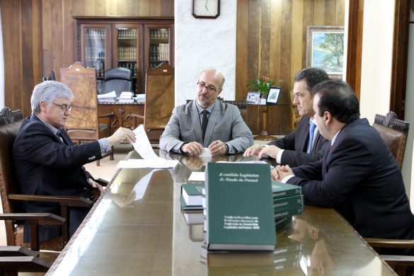 Comissão Executiva entrega relatório final do patrimônio do Legislativo ao presidente do TCE