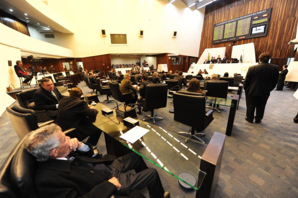 Deputados aprovaram dez projetos na sessão plenária desta segunda-feira (29)