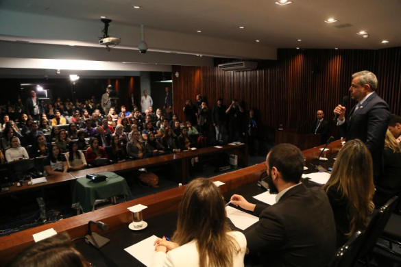 Biomédicos querem fazer parte do quadro do funcionalismo público
