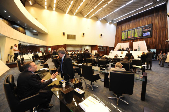 Projeto que prevê punições a quem constranger aleitamento materno passa em segunda discussão