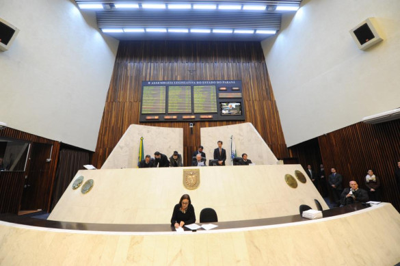 Projeto que reajusta salários do funcionalismo recebe emendas e volta para a CCJ