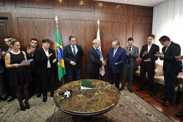 Traiano transmite a Presidência da Assembleia ao deputado Jonas Guimarães