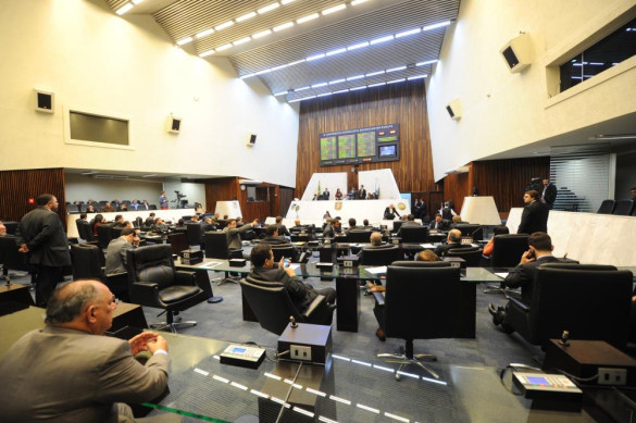 Deputados aprovaram quatro projetos na sessão plenária desta terça-feira (26)