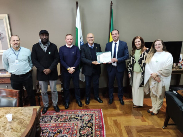 Deputado Romanelli entrega homenagem pelos 45 anos da Agência do Trabalhador de Curitiba