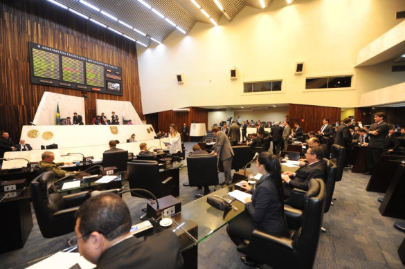 Deputados aprovaram dez projetos na sessão plenária desta terça-feira (27)