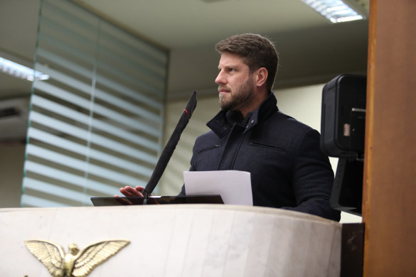 Deputado questionou distribuição de recursos na mídia paranaense, mas resposta veio incompleta.