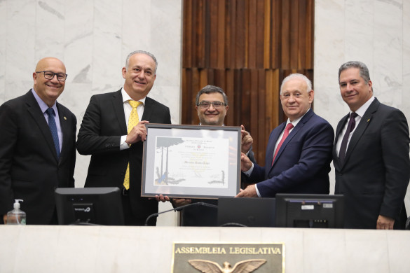 Adriano Lago recebe o Título de Cidadão Benemérito do Paraná