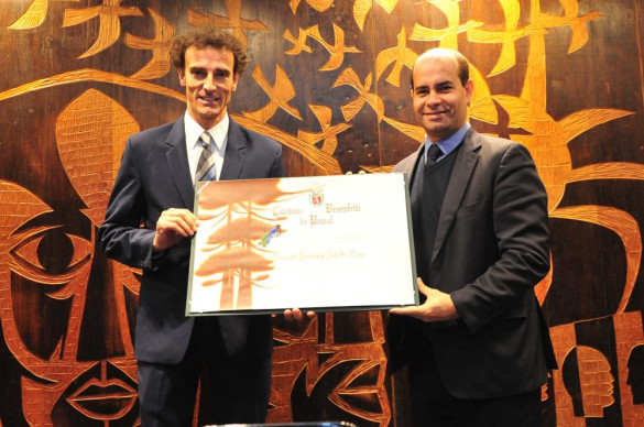 Assembleia homenageia Emanuel, o "rei do vôlei de praia", com título de Cidadão Benemérito do Paraná